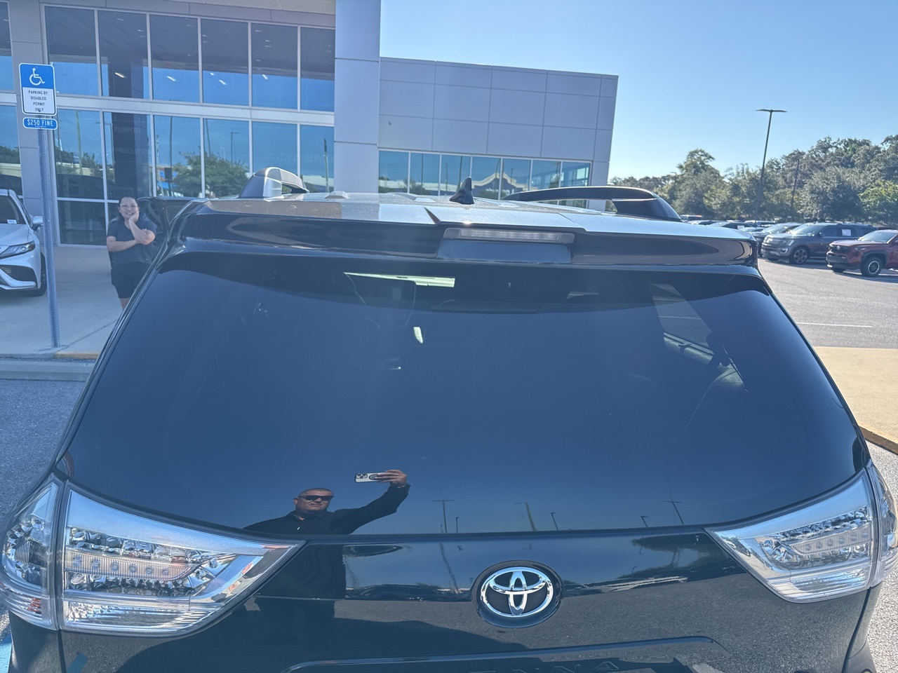 2019 Toyota Sienna SE Premium photo 6
