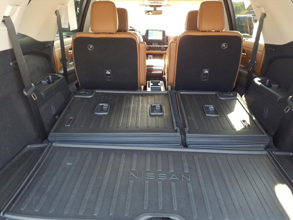 2023 Nissan Pathfinder Platinum photo 10