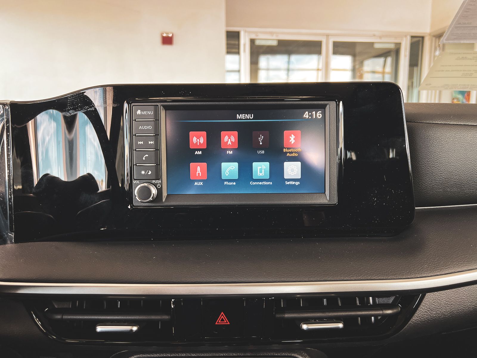 2025 Nissan Kicks S photo 4