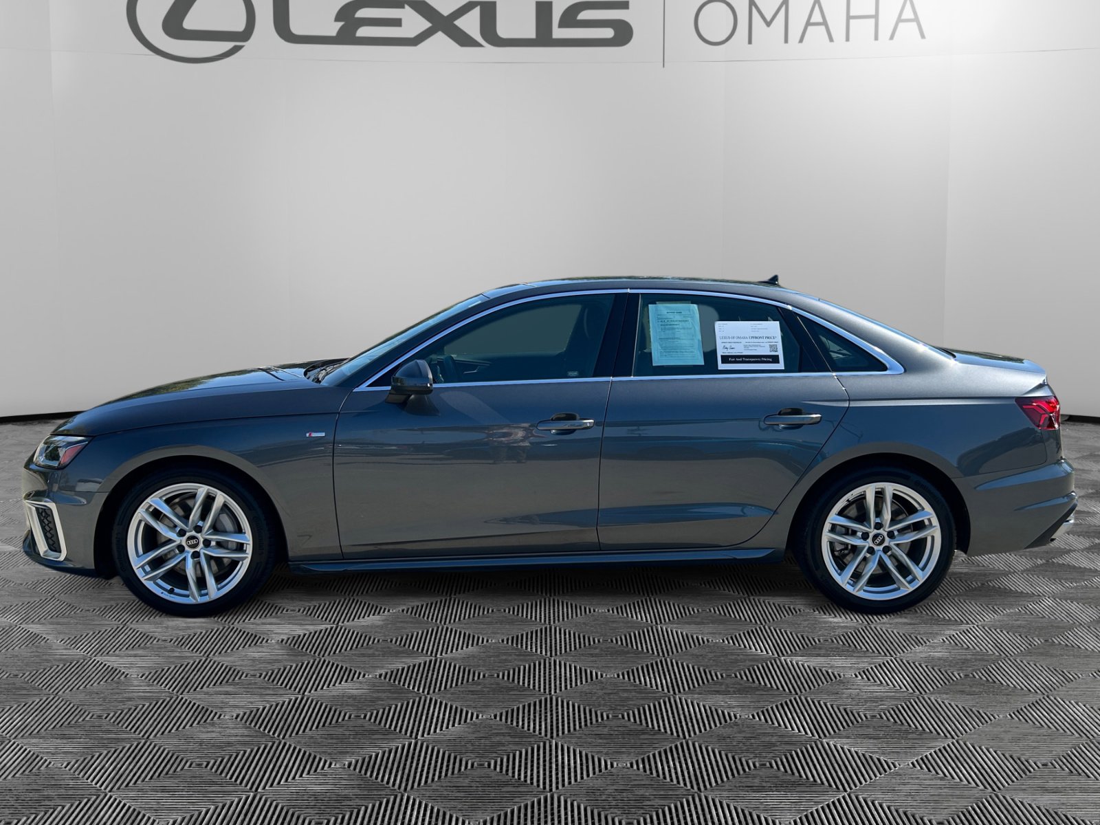 2023 Audi A4 S line Premium Plus 45 TFSI Quattro photo 2