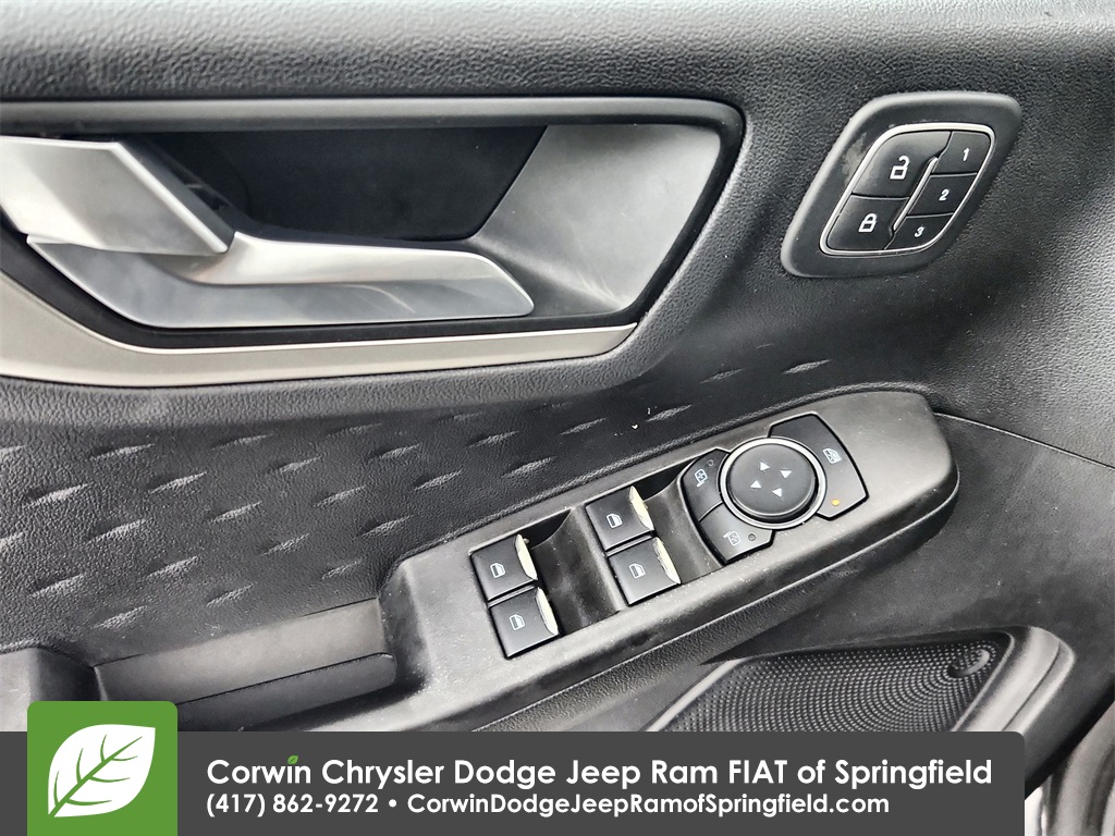 2020 Ford Escape SEL photo 20