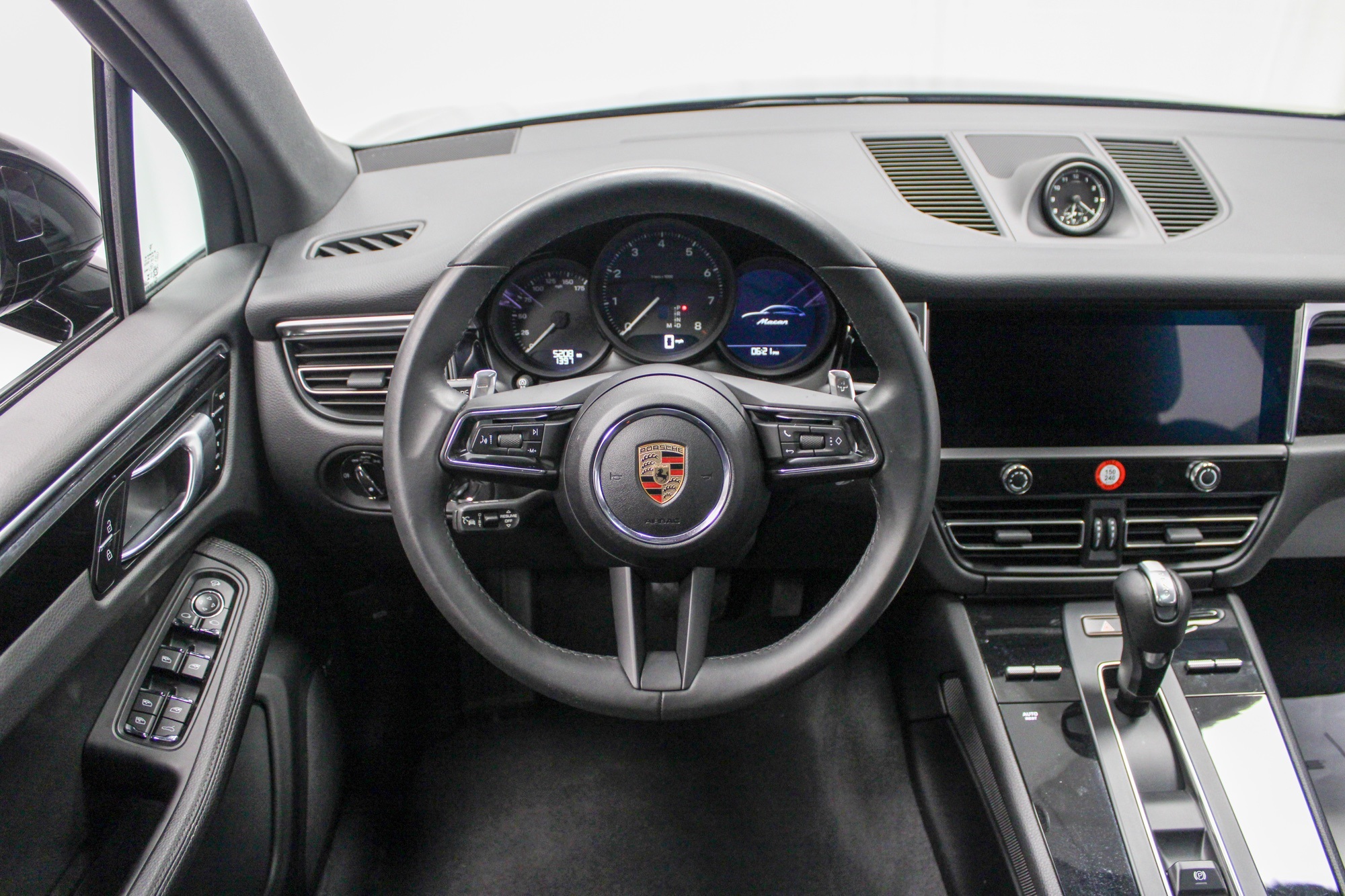 2025 Porsche Macan Base photo 17