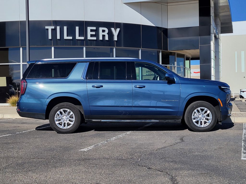 2025 Chevrolet Suburban LT's photo