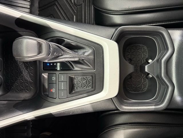 2019 Toyota RAV4 LE photo 33