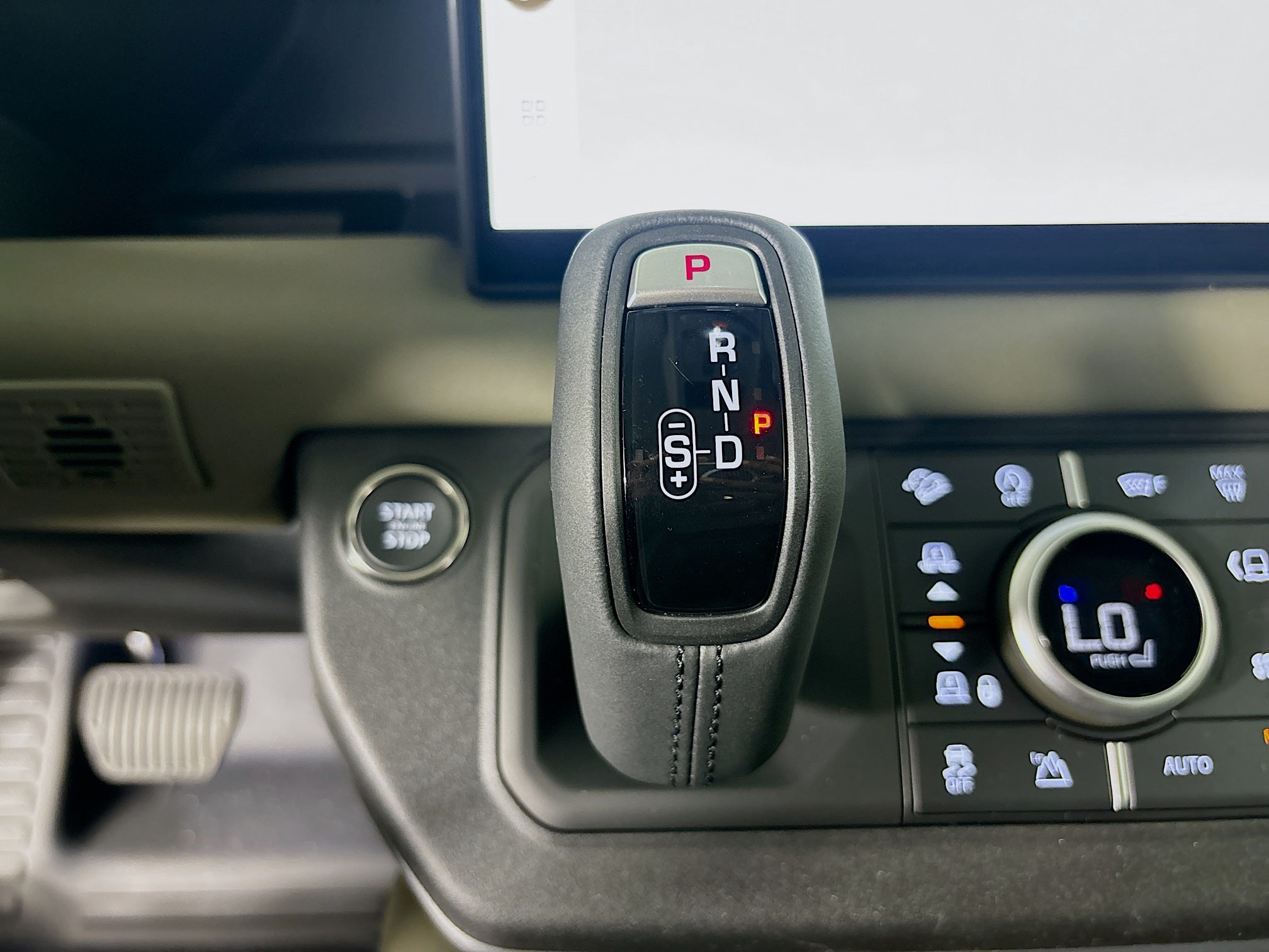 2025 Land Rover Defender 110 S photo 16