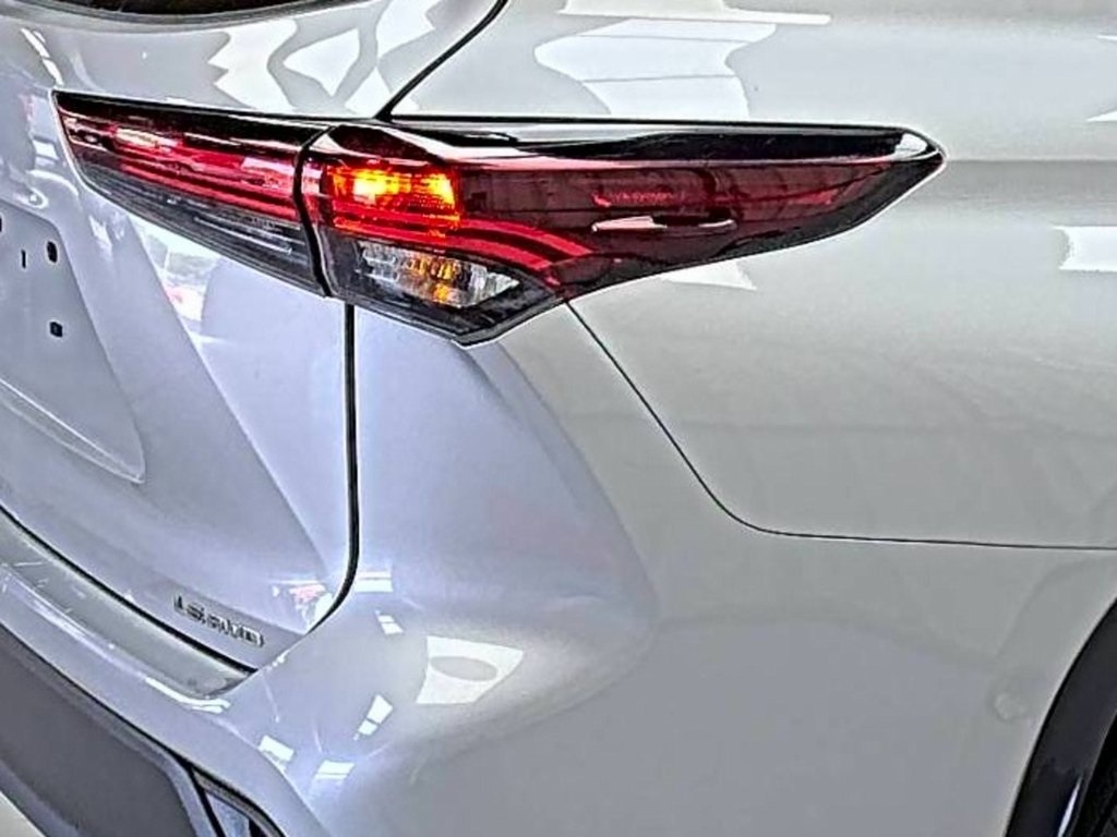 2024 Toyota Highlander LE photo 10