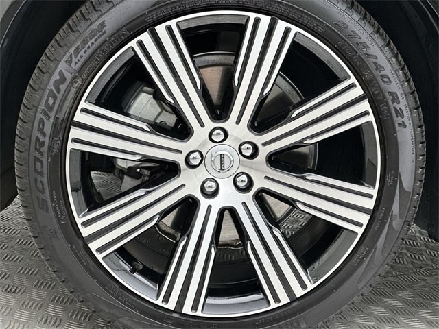 2025 Volvo XC90 AWD photo 2
