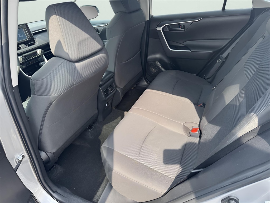 2022 Toyota RAV4 LE photo 2