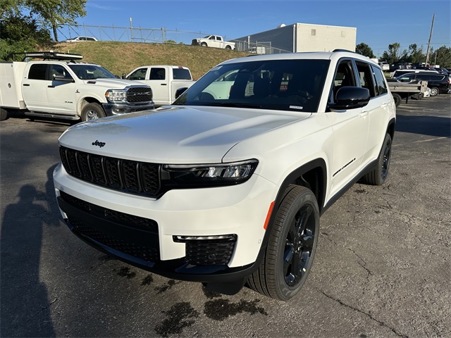 2025 Jeep Grand Cherokee Limited photo 2