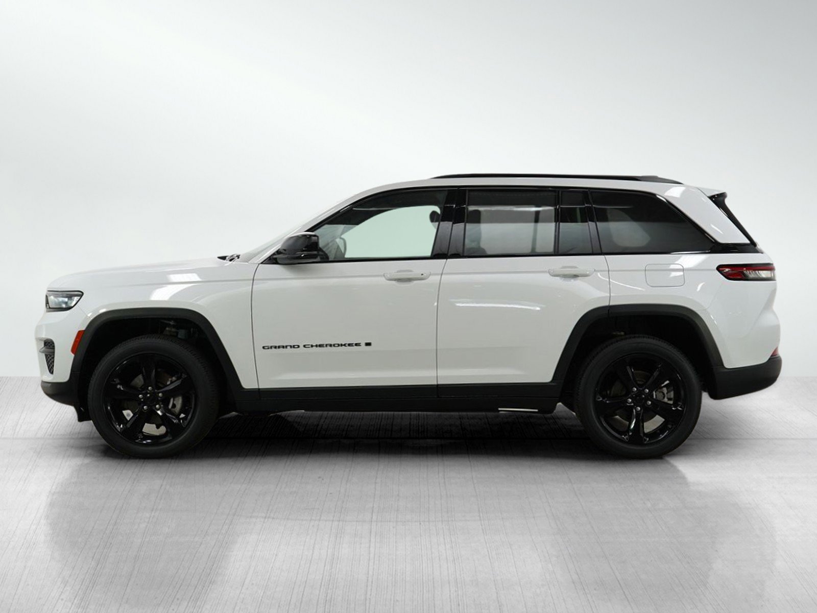 2023 Jeep Grand Cherokee Laredo Altitude photo 2