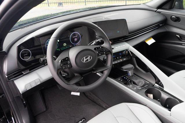 2025 Hyundai Elantra Hybrid Limited photo 3