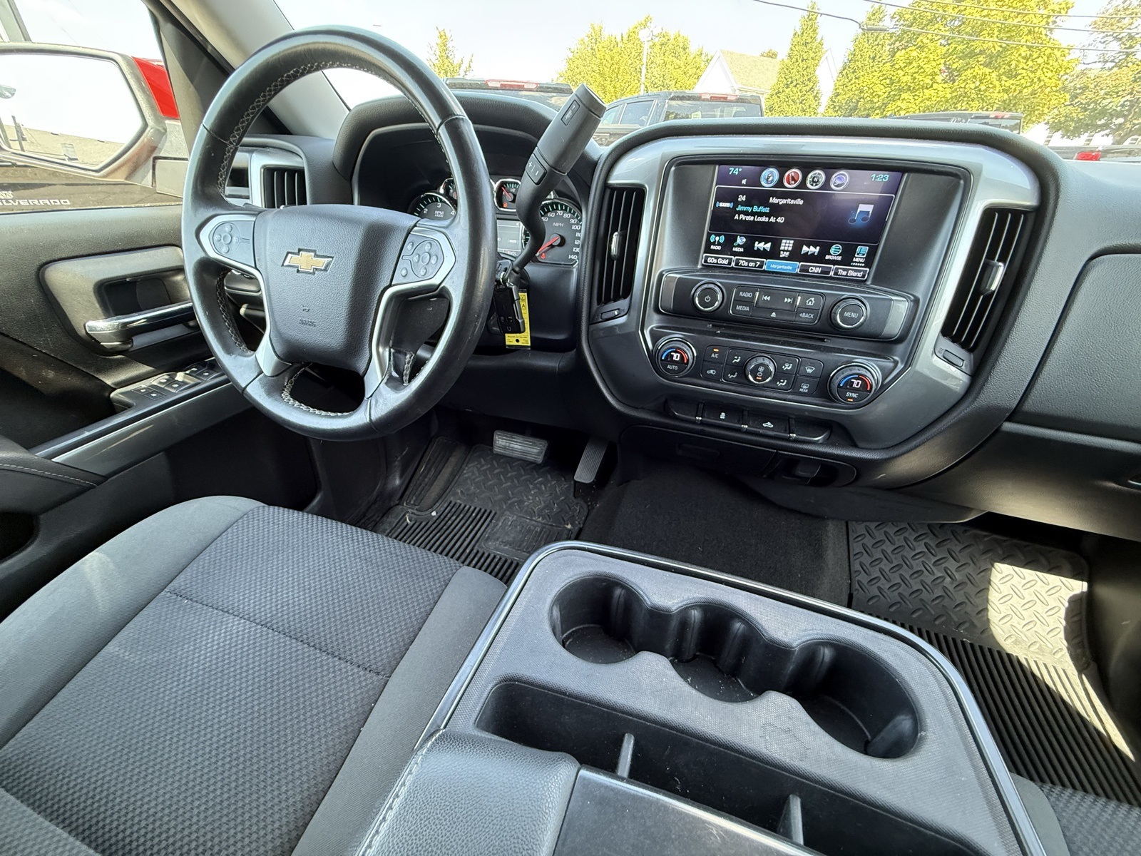 2017 Chevrolet Silverado 1500 LT photo 3