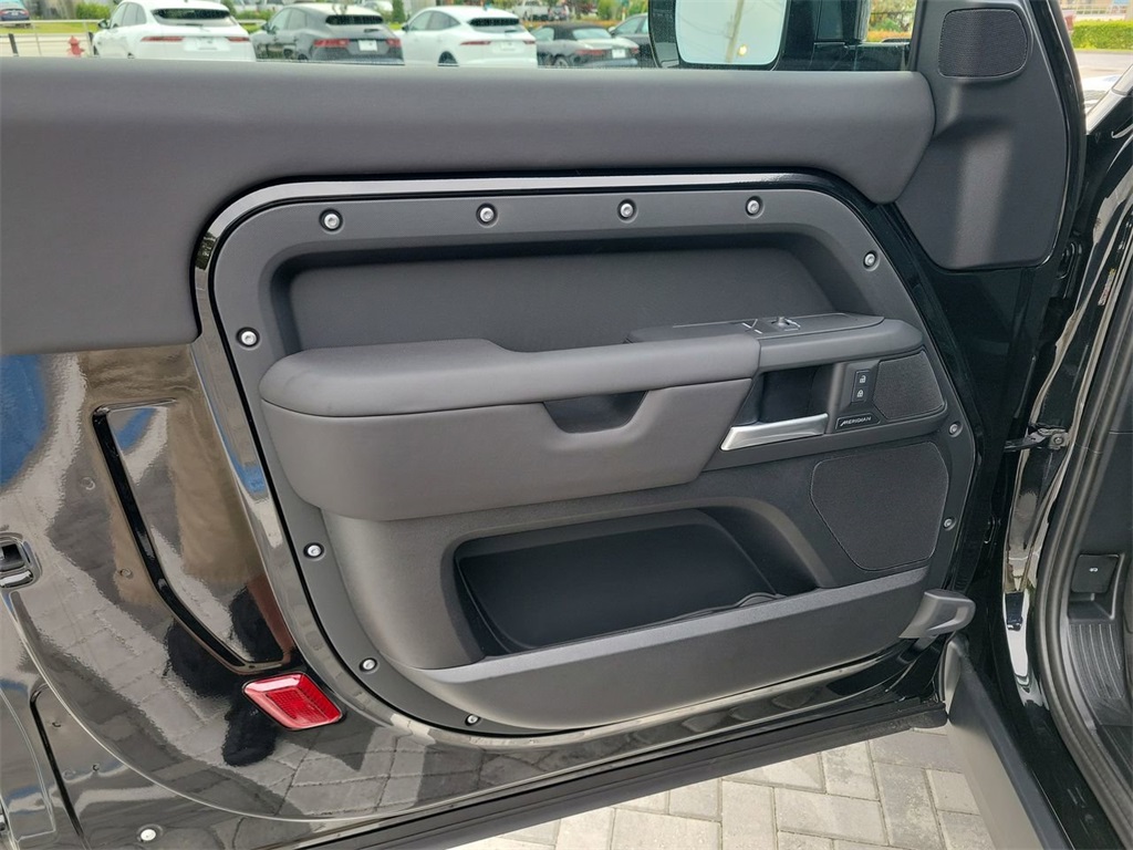 2025 Land Rover Defender 90 S photo 18