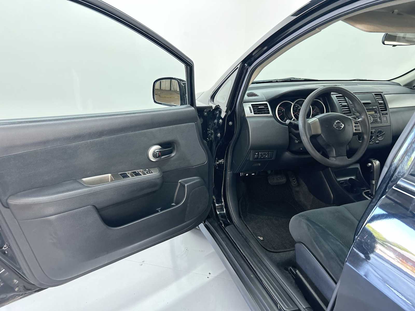 2011 Nissan Versa 1.8 S photo 14