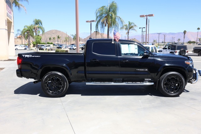 2017 Toyota Tacoma SR5 photo 2