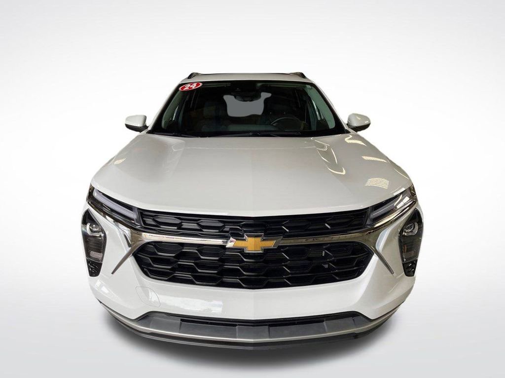 2024 Chevrolet Trax LT photo 2