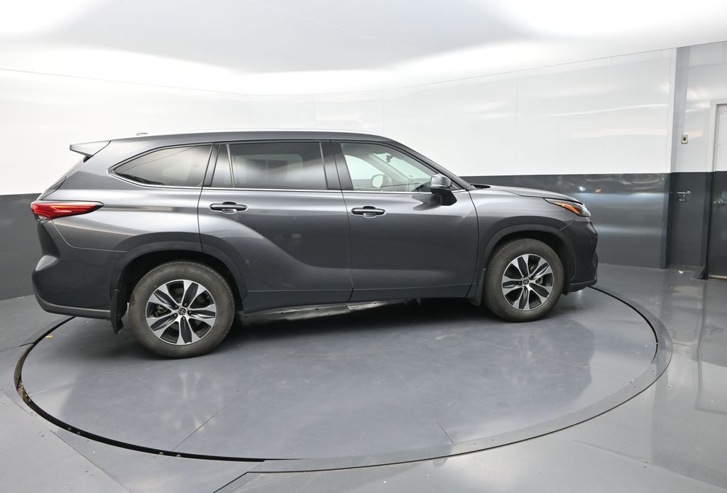 2022 Toyota Highlander XLE photo 7