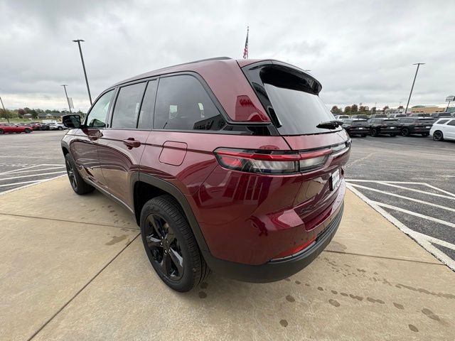 2025 Jeep Grand Cherokee Limited photo 3