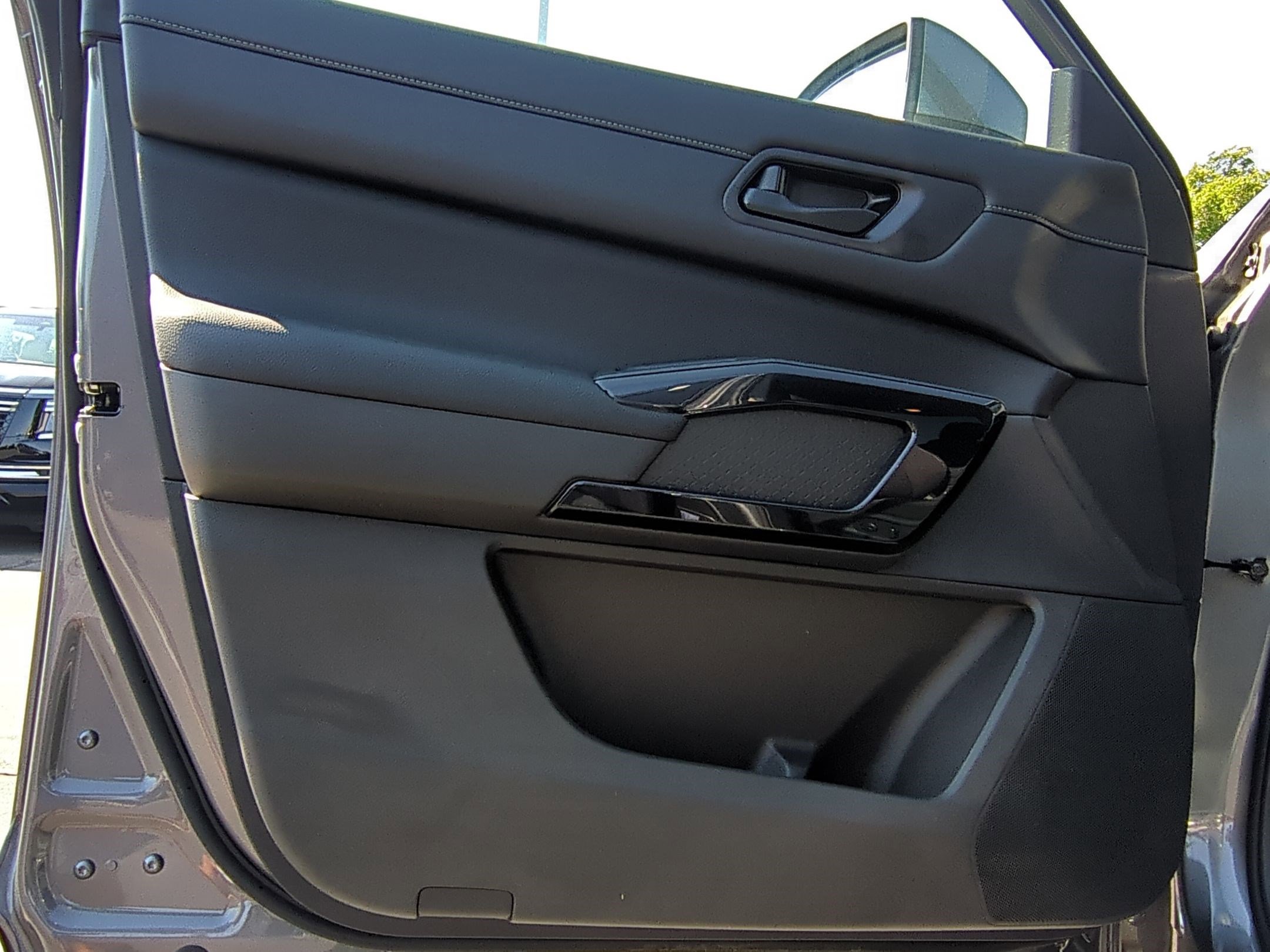 2025 Nissan Pathfinder SV photo 4