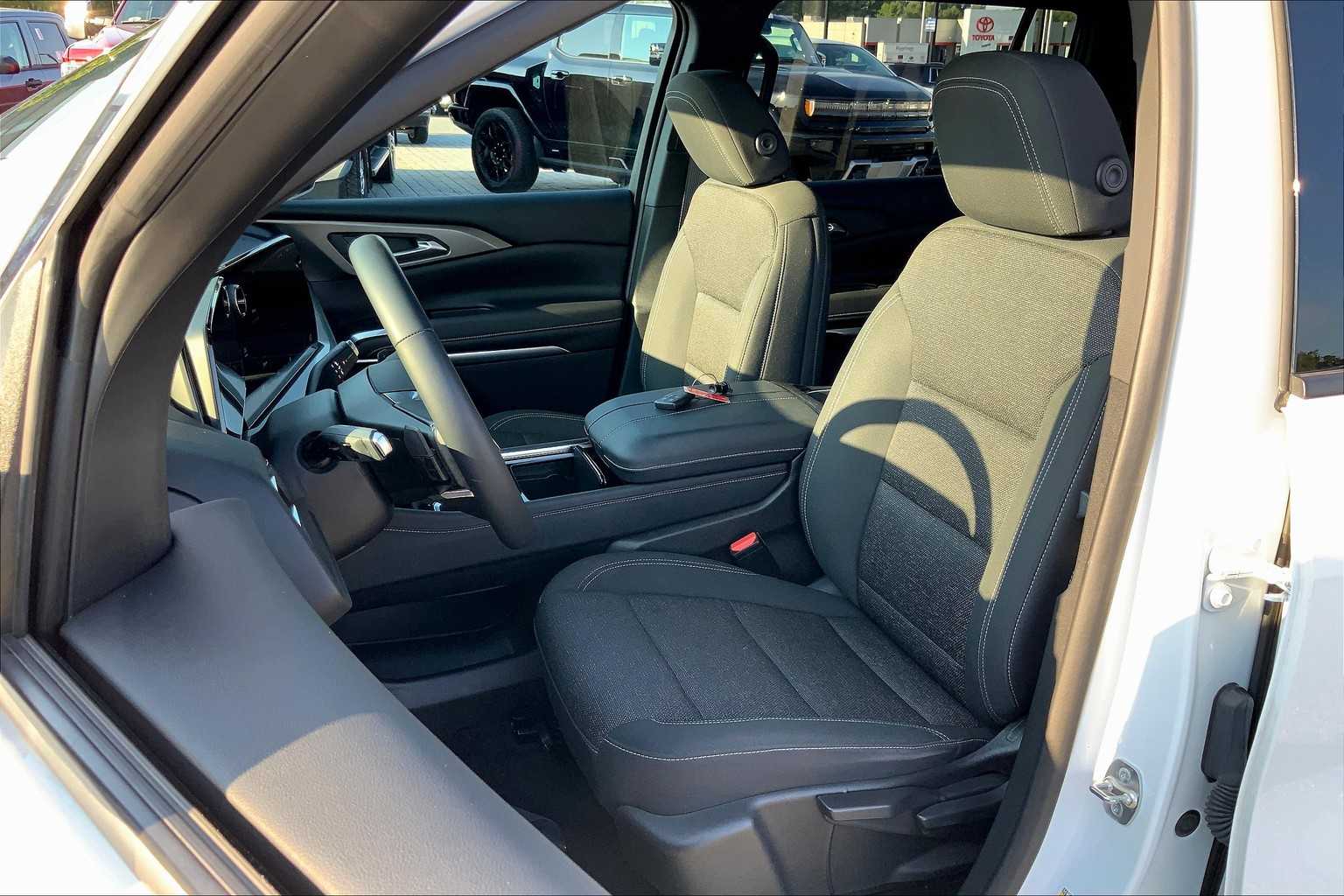 2024 Chevrolet Traverse LS photo 7