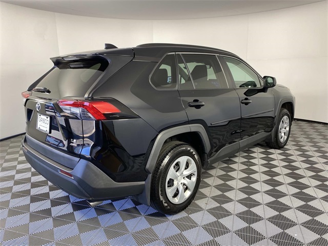 2021 Toyota RAV4 LE photo 8
