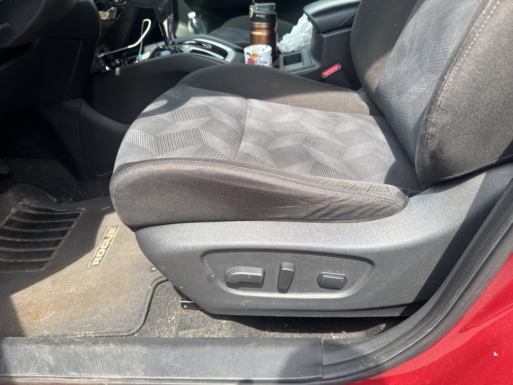 2015 Nissan Rogue SV photo 13