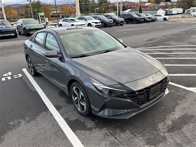 2023 Hyundai Elantra SEL photo 4