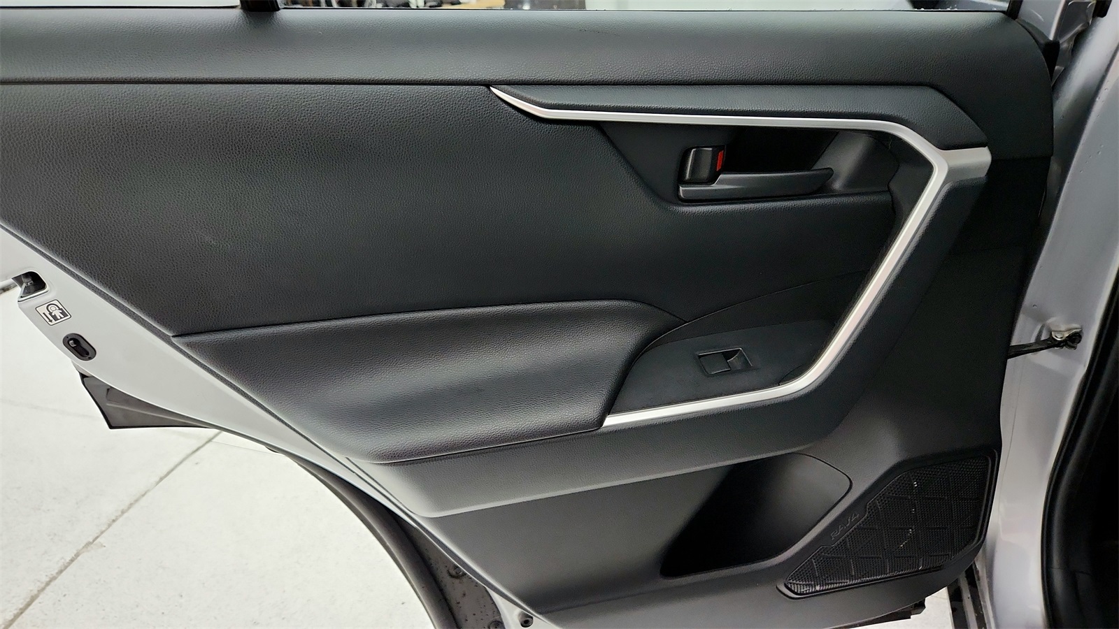 2019 Toyota RAV4 LE photo 34