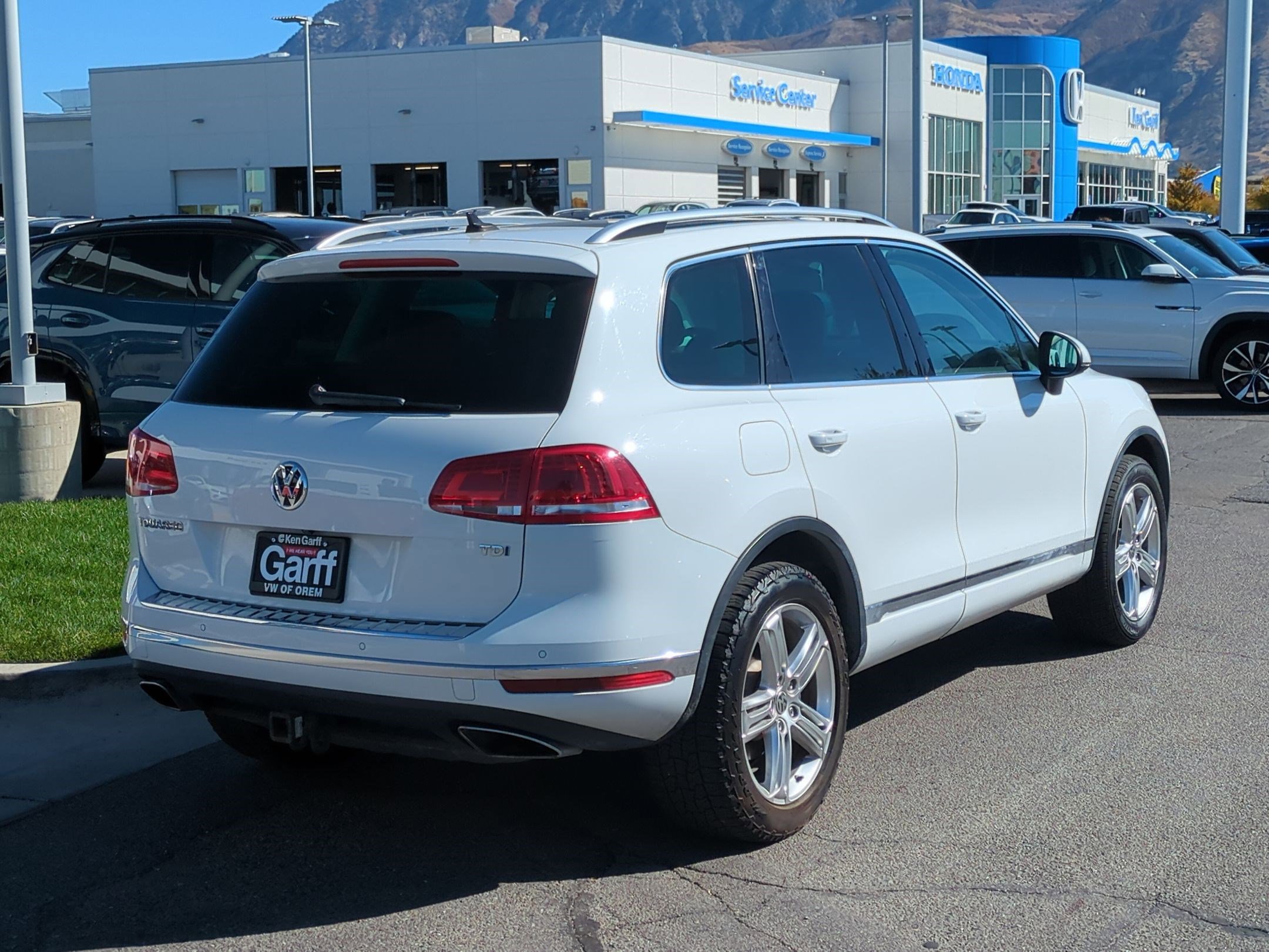 2016 Volkswagen Touareg TDI Executive photo 3