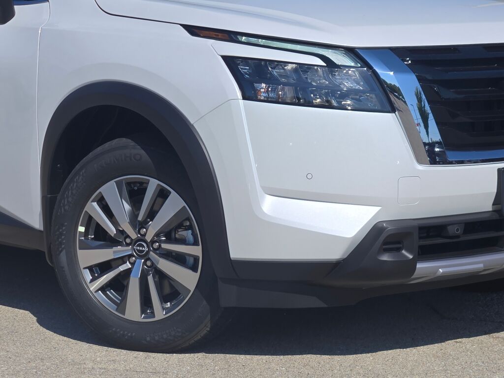 2025 Nissan Pathfinder SL photo 3