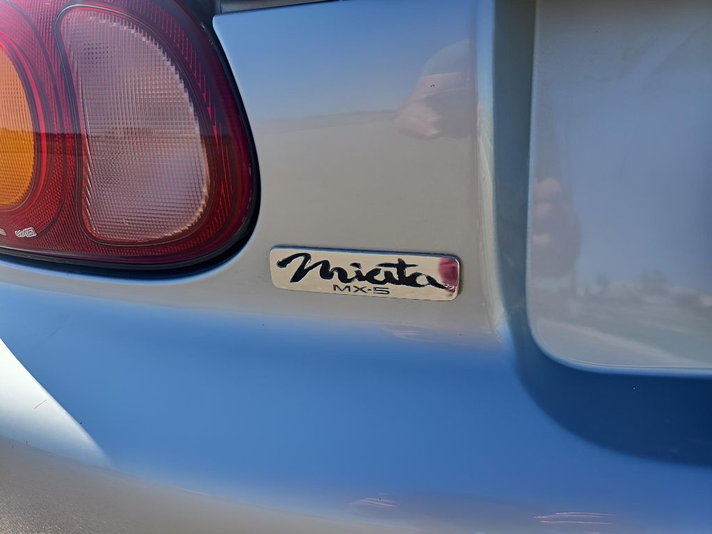 2000 Mazda MX-5 Miata Miata Base photo 9