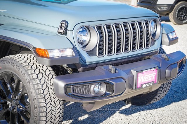 2025 Jeep Gladiator photo 4