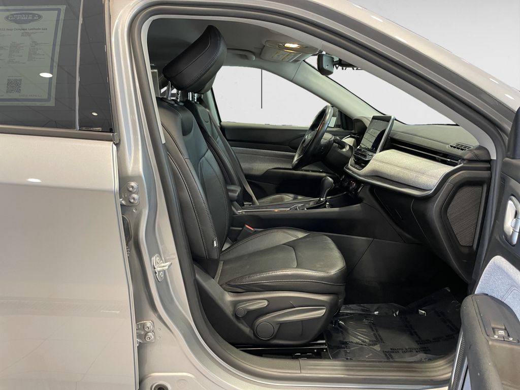 2022 Jeep Compass Latitude Lux photo 15