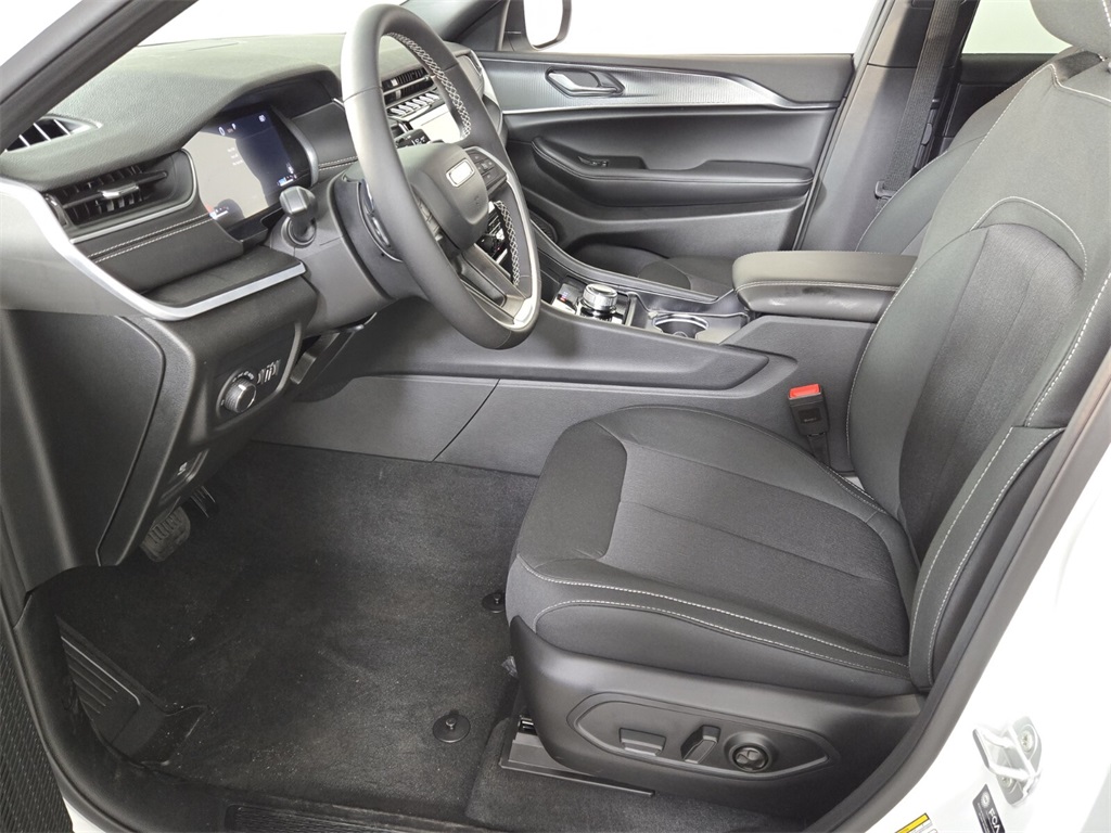 2025 Jeep Grand Cherokee Laredo photo 6