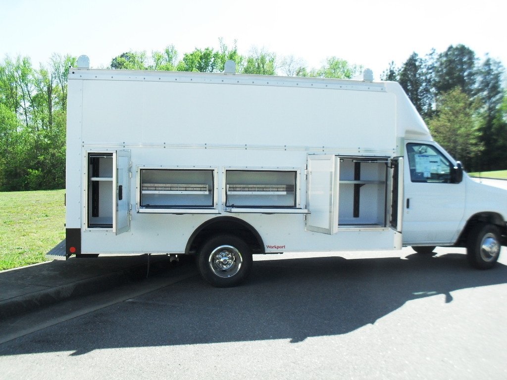 2025 Ford E-450 photo 3