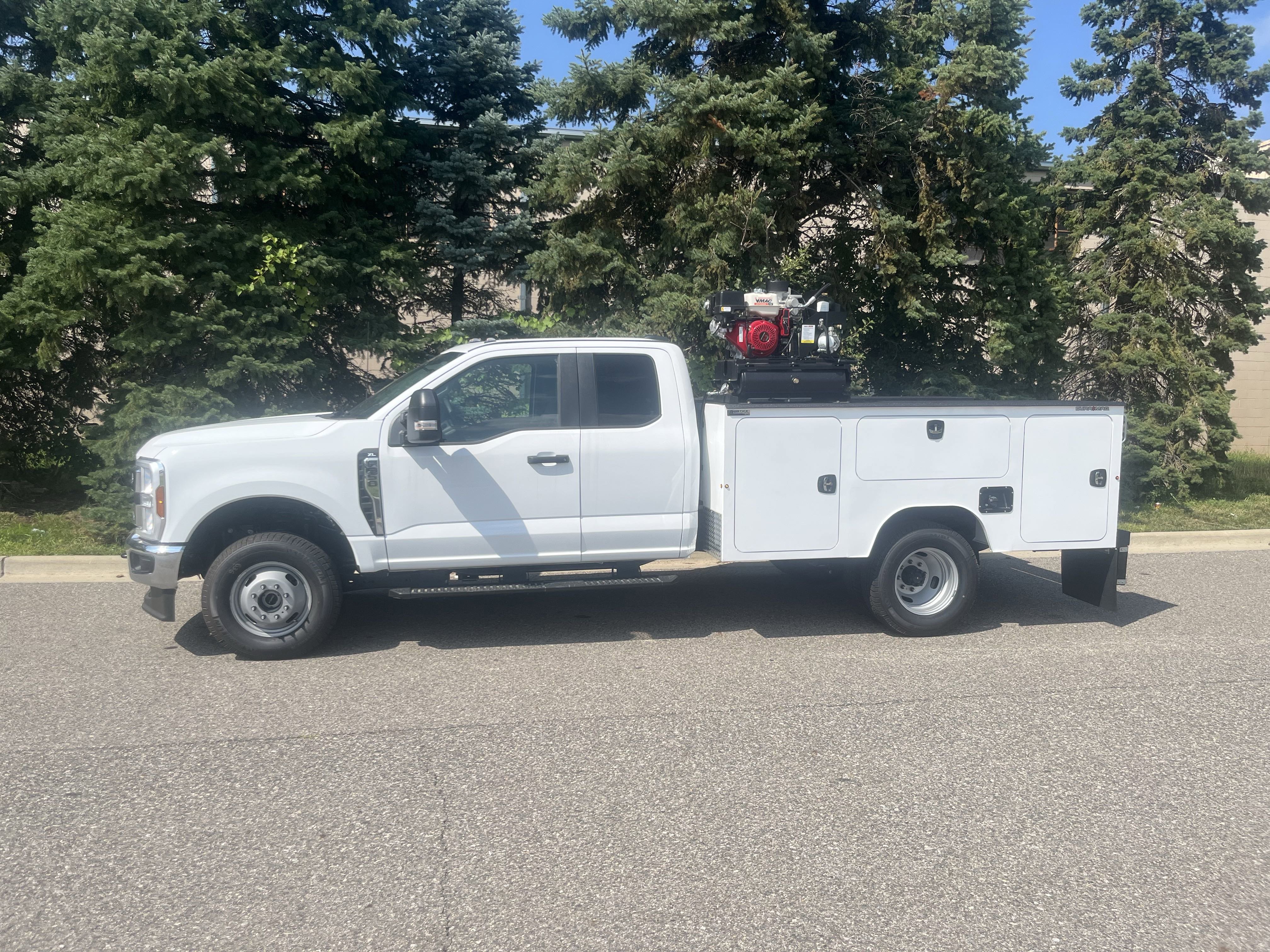 2025 Ford F-350 Super Duty Chassis Cab XL's photo