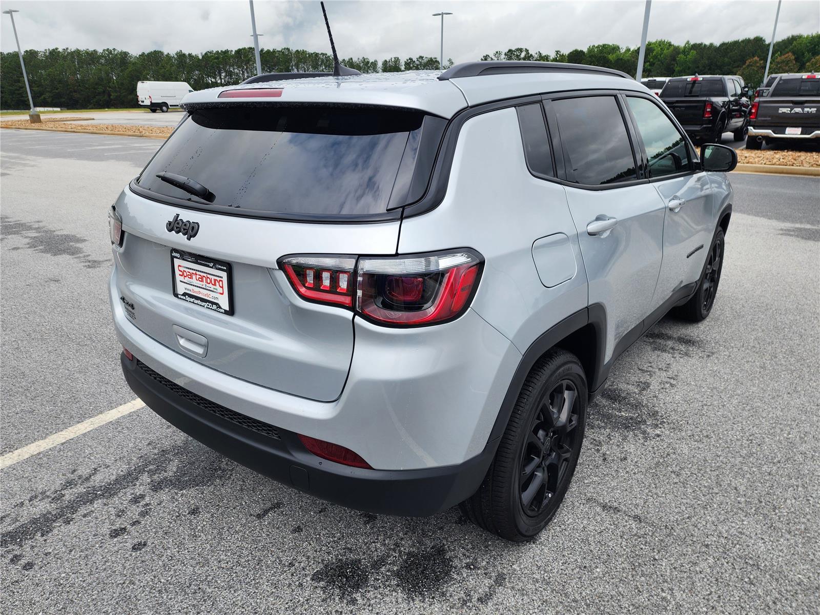2025 Jeep Compass Latitude photo 2