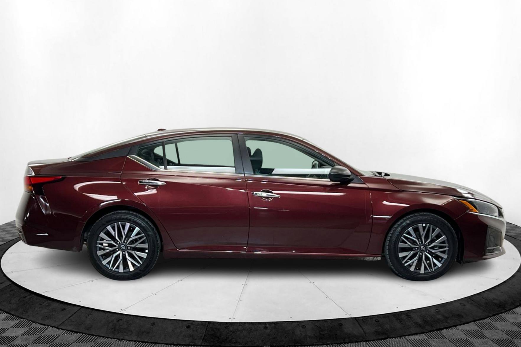 2025 Nissan Altima SV photo 4