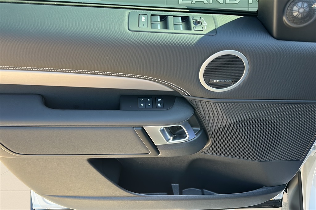 2025 Land Rover Discovery SE photo 27