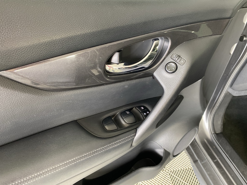 2020 Nissan Rogue SV photo 9