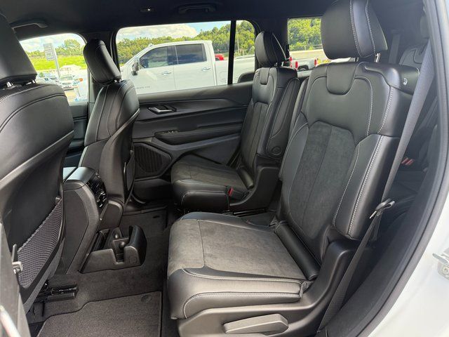 2025 Jeep Grand Cherokee Altitude photo 4