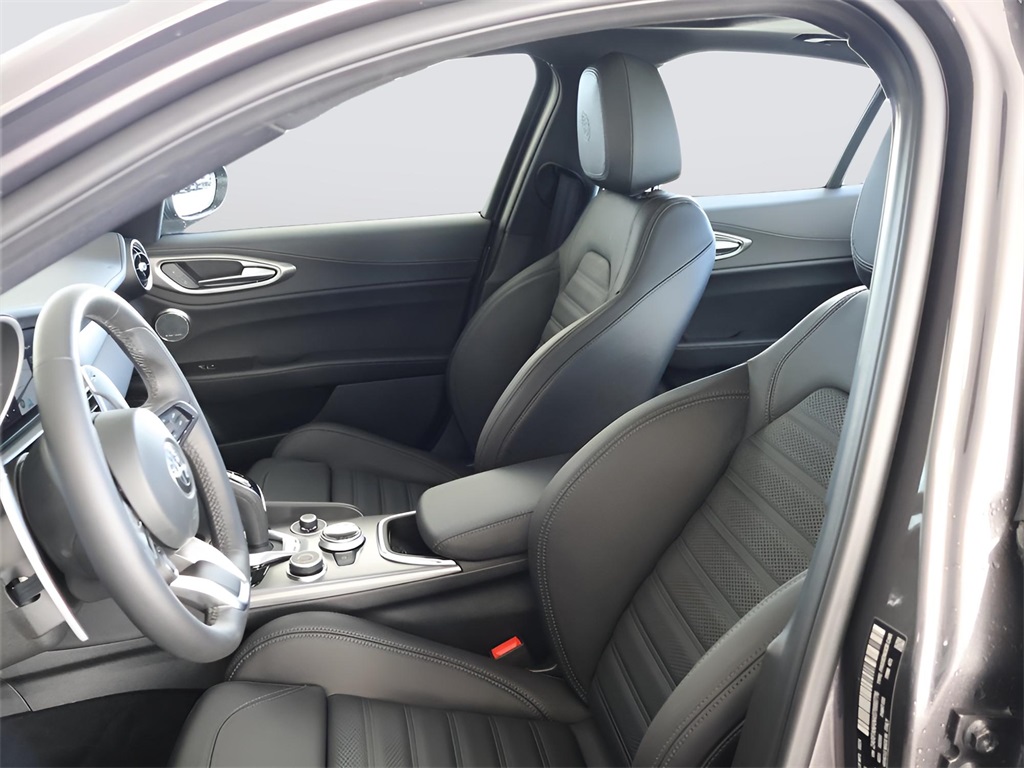 2025 Alfa Romeo Giulia Base photo 37
