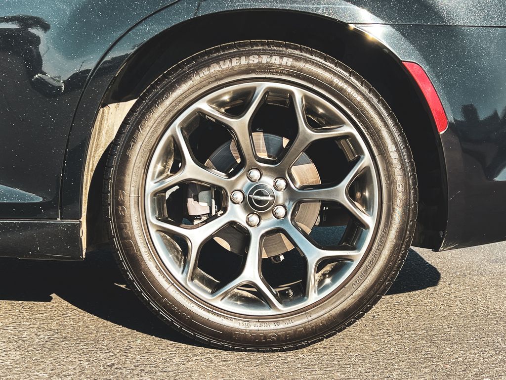2015 Chrysler 300 S photo 11