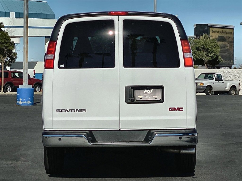 2025 Gmc Savana Passenger 2500 LT photo 3