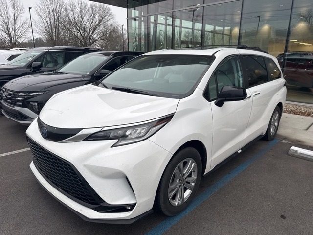 2023 Toyota Sienna XSE's photo