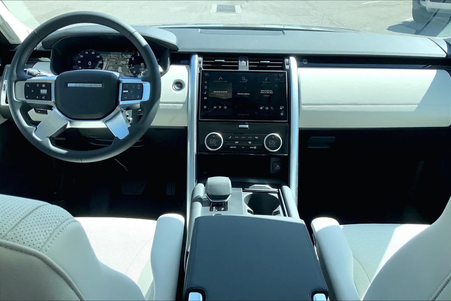 2025 Land Rover Discovery S photo 5