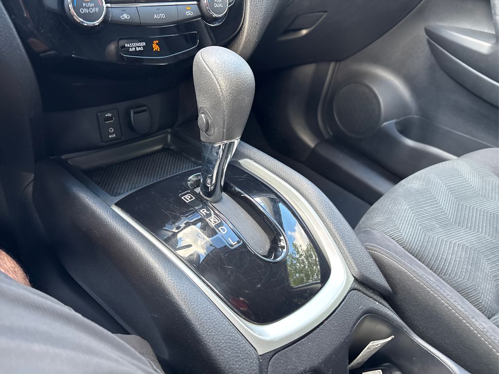 2016 Nissan Rogue SV photo 34