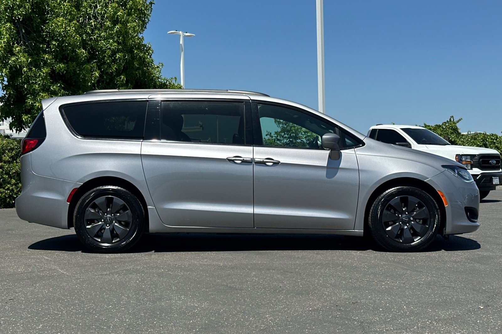 2020 Chrysler Pacifica Hybrid Touring L photo 3