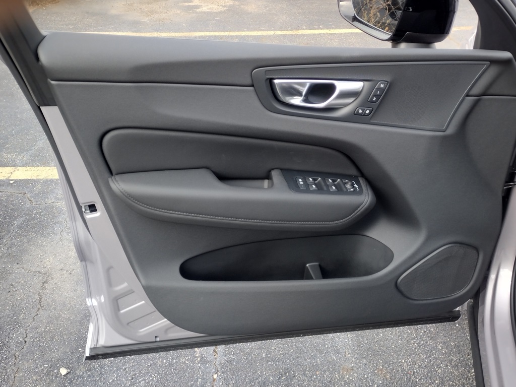 2026 VOLVO XC60 - Image 8