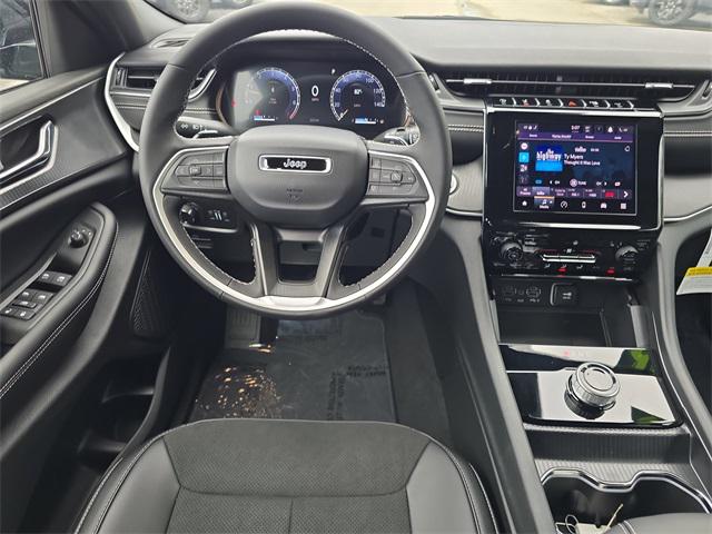 2025 Jeep Grand Cherokee Altitude photo 8